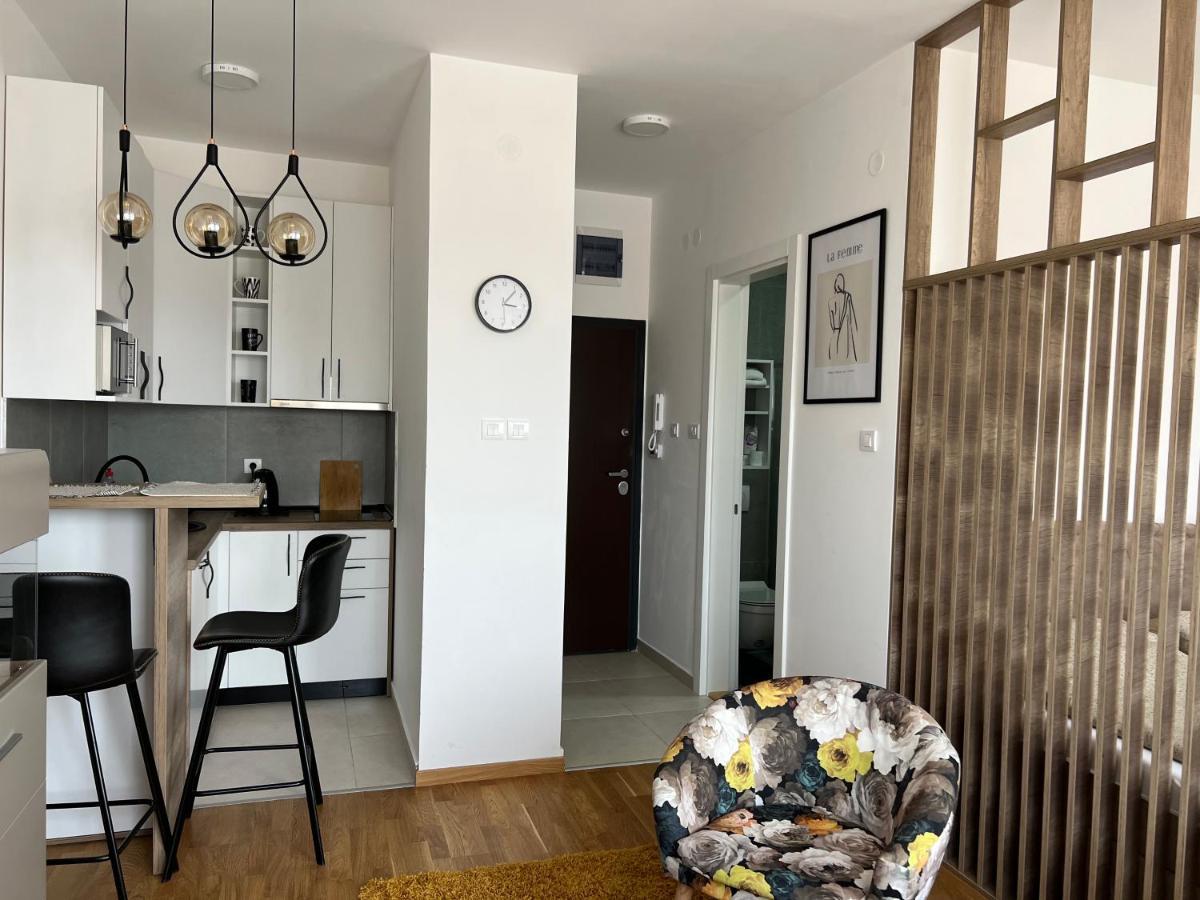 Apartment Charlie Private Parking Новий Сад Екстер'єр фото